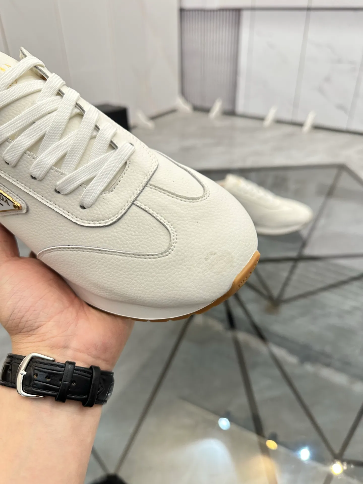 Men's shoes: 💰P420¥ Product trademark: Prada *"Prada*" low-top casual shoes Regular size: 38-44 (can be customized to 45) Product materials: imported cowhide upper, sheepskin lining, original outsole. Number: 020